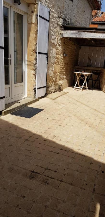 Maison au coeur d'un village près d'Angoulême Champniers  Exterior foto
